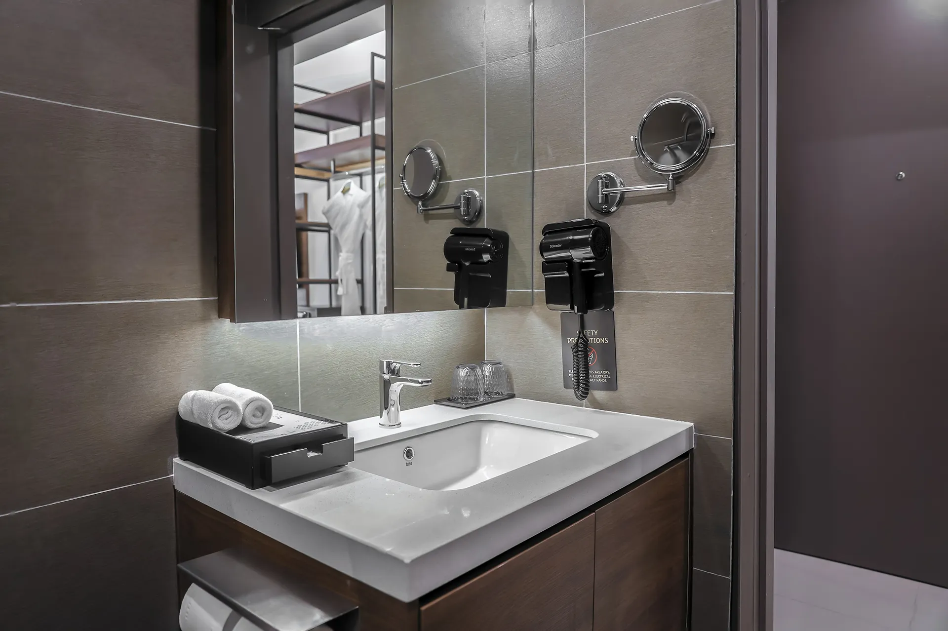 Two Bedroom Washing Basin